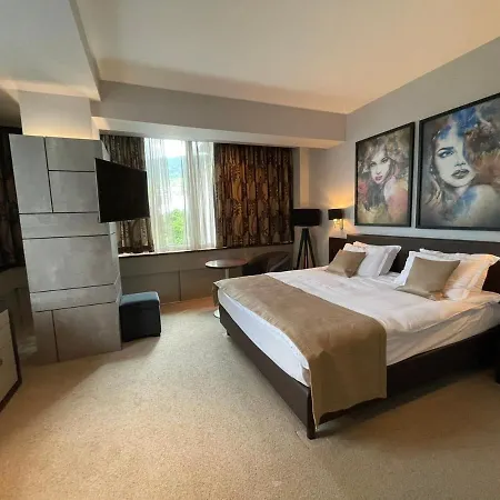 호텔 Queen's - Zebra Centre 4*