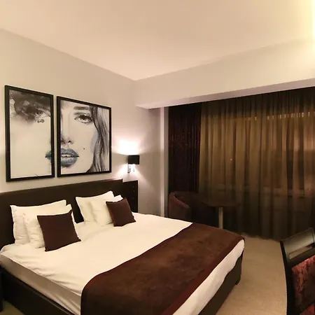 호텔 Queen's - Zebra Centre 4*