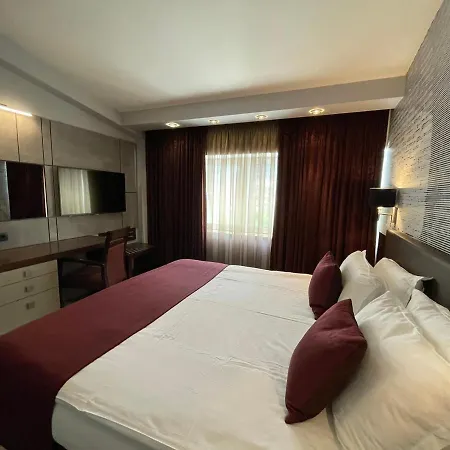 Queen's - Zebra Centre فندق سكوبجي