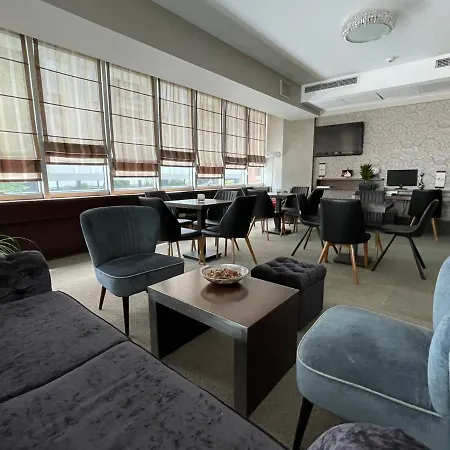 Queen's - Zebra Centre 호텔 4*