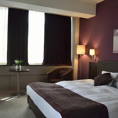 Queen's - Zebra Centre 호텔 4*